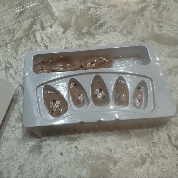 24 Piece Nude White Floral Press On Nails NWT Almond Medium Length - Picture 7 of 10